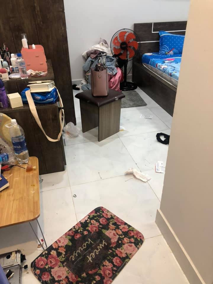 Căn phòng sạch sẽ bỗng bị cô bạn cùng phòng bày bừa như bãi rác.