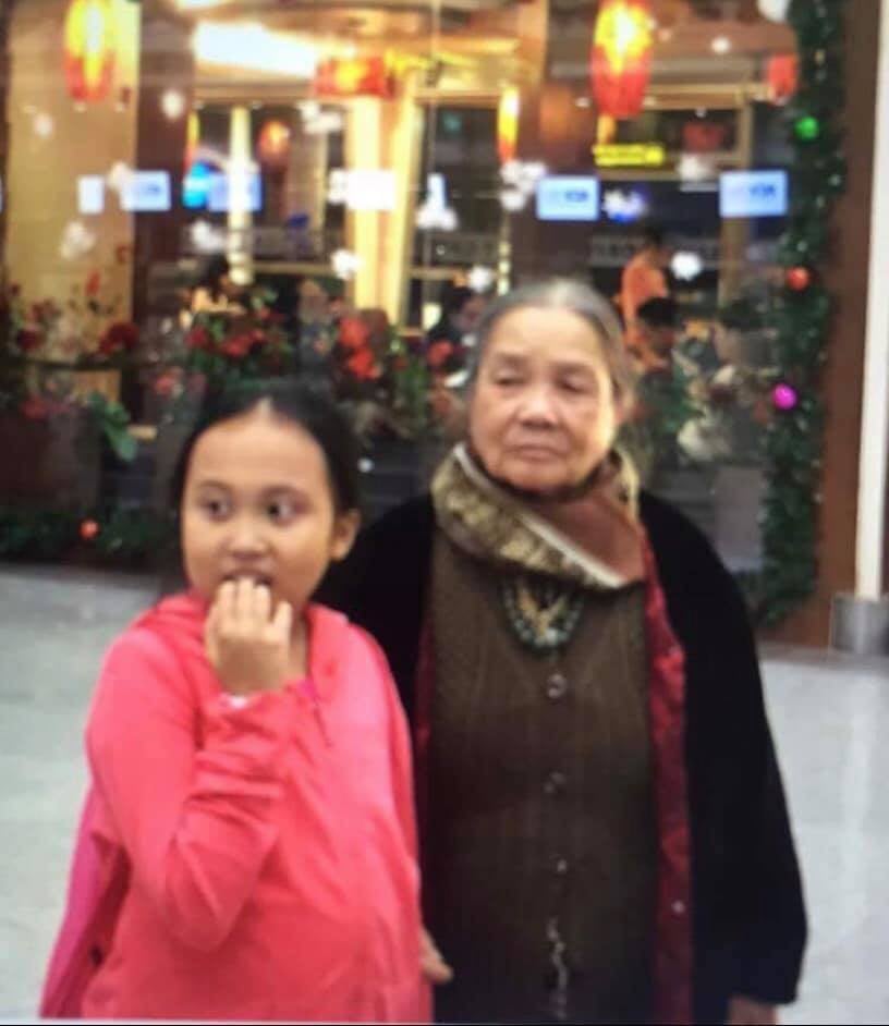 Con gái Phương Thanh ngày còn nhỏ và bà nội.    