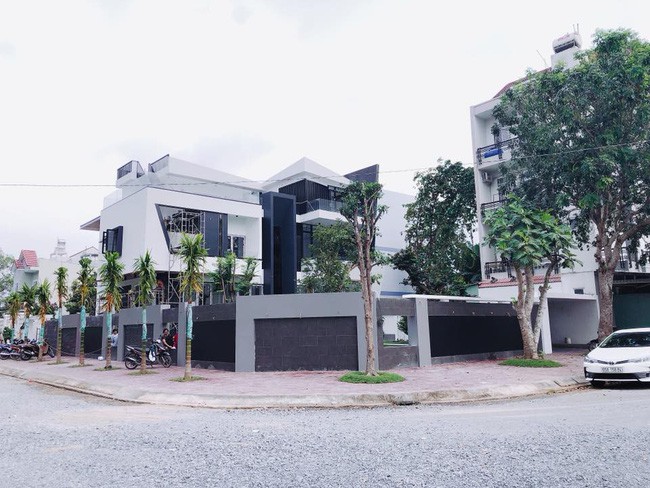 Căn nhà tọa lạc ở vị trí khá đẹp với hai mặt tiền.
