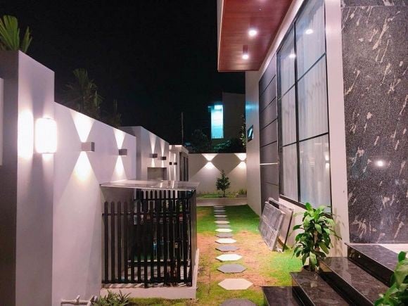 Quốc Trường muốn căn nhà thông thoáng và gần gũi với thiên nhiên nên ngay cả lối đi, anh cũng bố trí trồng thêm nhiều cây xanh,