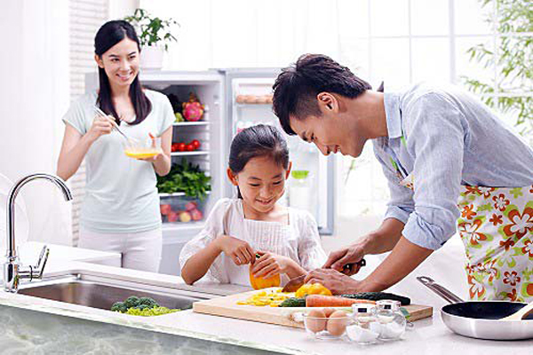 Nên giúp đỡ con khi cần thiết