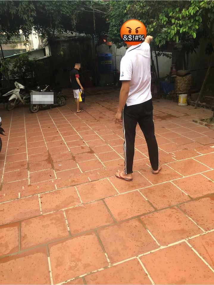 Anh chàng ngậm ngùi cầm túi đồ ra về.