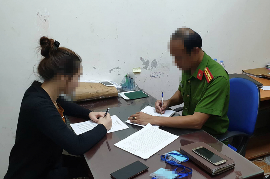Cô gái trình đơn tố cáo tại Công an TP Vinh.