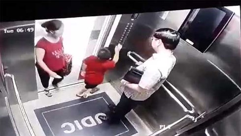 Chiếc áo đỏ bé trai mặc trong buổi sáng xảy ra sự việc.