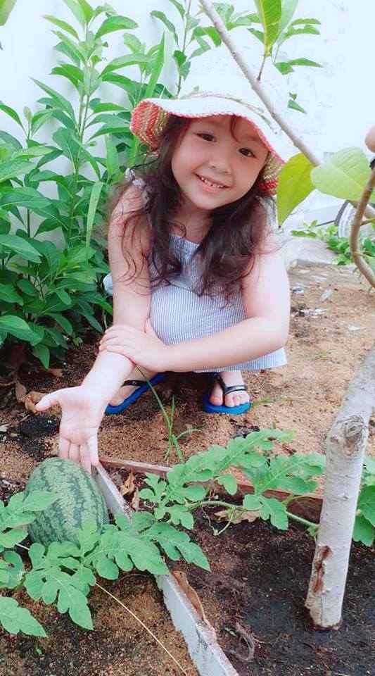 Cadie ra vườn rau với mẹ.