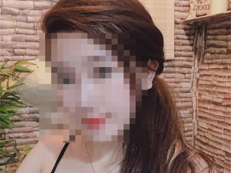 Cô gái trẻ tử vong trong ô tô với vết thương trên cổ. 