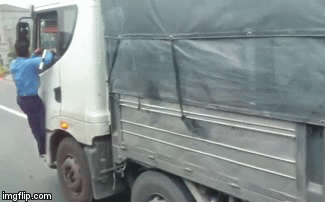 Hình ảnh chiếc xe quá tải bỏ chạy khiến mọi người bức xúc.