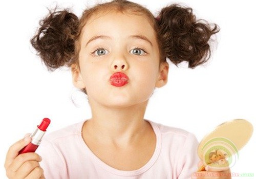Cha mẹ không nên khuyến khích trẻ trang điểm