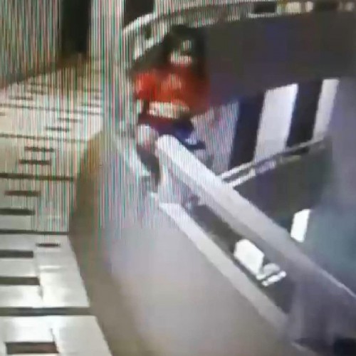 Bé gái trèo qua lan can và không may bị ngã xuống.