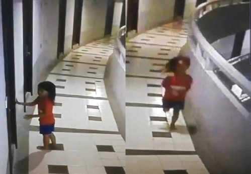 Bé gái chạy nhảy ở hành lang khách sạn.
