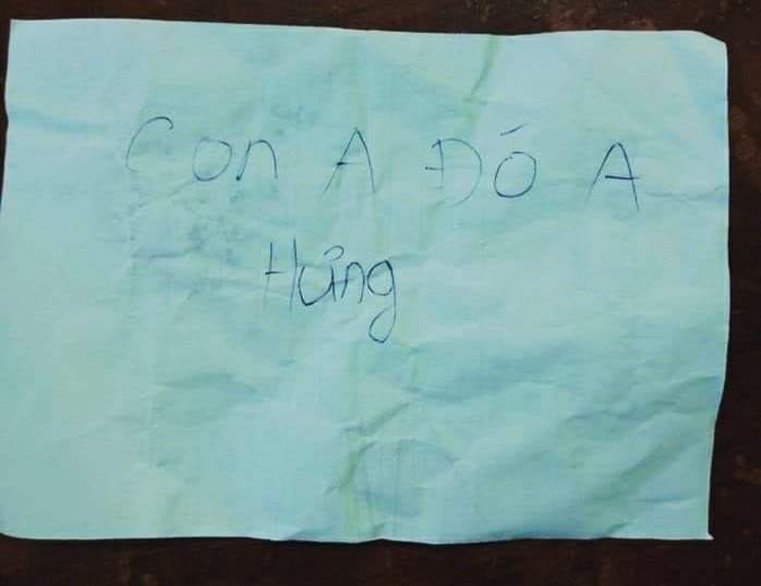 Mảnh giấy để lại trong túi đồ của bé trai.