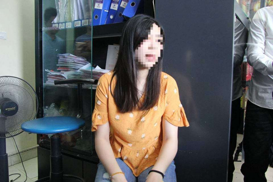Người phụ nữ bị chồng bạo hành khi đang bế con nhỏ.