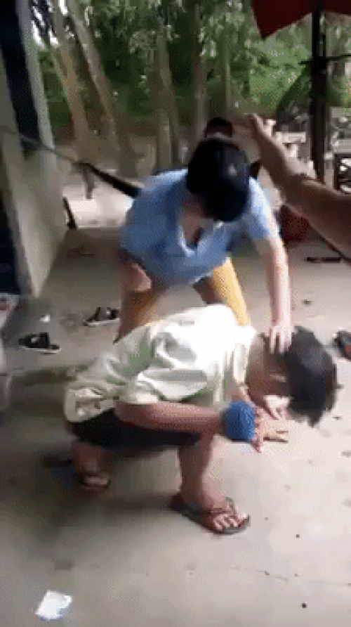 Người vợ đánh chồng tới tấp.