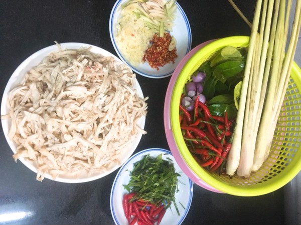 Nguyên liệu làm món gà xé cay