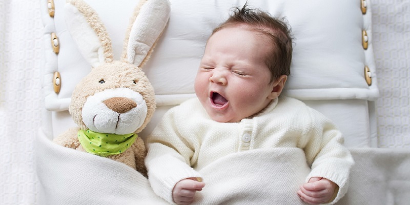 Mẹ nên điều chính tư thế ngủ của bé