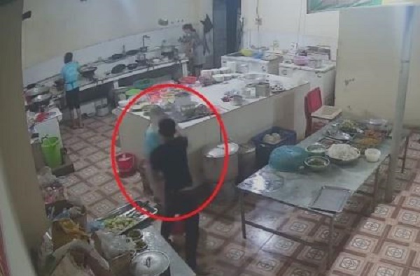Người phụ nữ bị người đàn ông lạ mặt tạt axit trong bếp.