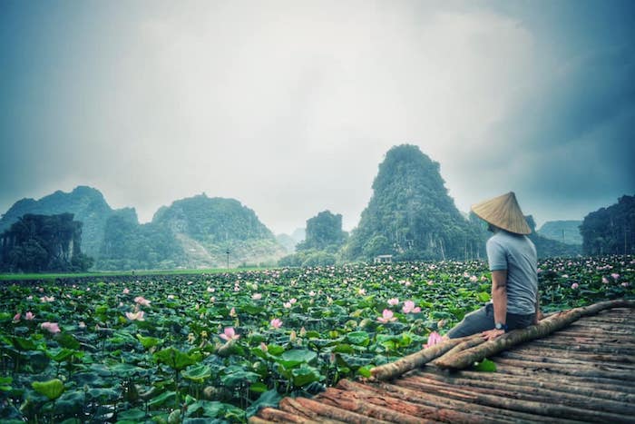 Hồ sen nằm ngay dưới chân núi Ngọa Long của Hang Múa.