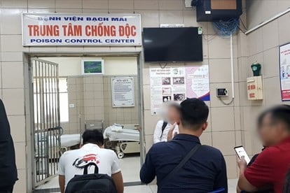 Nhiều phóng viên đã tới Trung tâm chống độc để xét nghiệm máu.