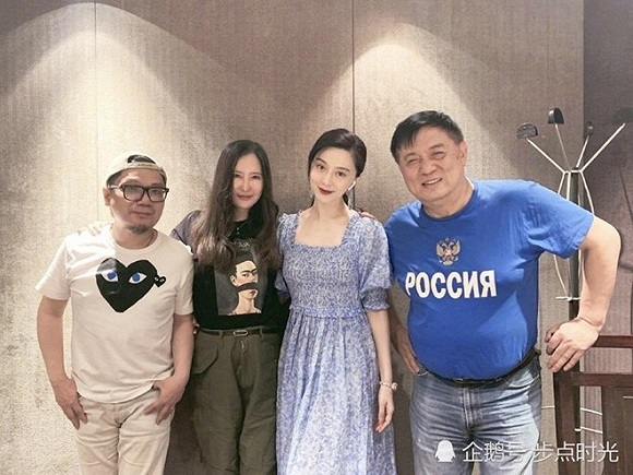 Mới đây, trên Weibo các blogger đã đăng tải đoạn tin nhắn có nội dung Phạm Băng Băng đã sinh con trai tại một bệnh viện ở Nam Kinh, Trung Quốc. Tuy nhiên, trước thông tin này, cộng đồng mạng vẫn đặt dấu hỏi lớn. Theo đó, người hâm mộ của Phạm Băng Băng đã đồng loạt lên tiếng phản bác thông tin này. Đồng thời họ cũng đưa ra được những dẫn chứng việc Phạm Băng Băng vẫn đăng hình tụ tập ăn uống cùng bạn bè, không chỉ có thế dáng người của nữ diễn viên hoàn toàn thon thả, chẳng hề có dấu hiệu là đang bầu bí.
