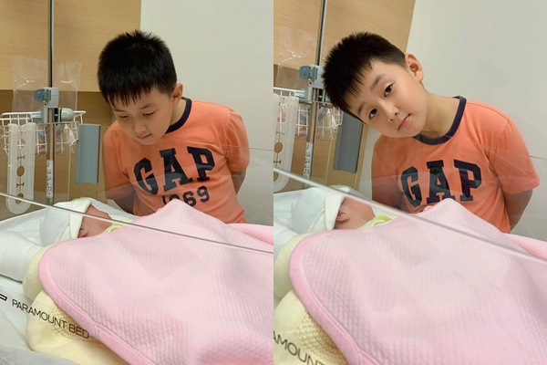Lần đầu gặp em gái, Cà Pháo đứng ngắm nhìn Bông với tâm trạng vô cùng vui vẻ. Chính khoảnh khắc tình cảm này của hai anh em đã khiến cộng đồng mạng vô cùng xúc động trước tình cảm và sự trưởng thành của người anh cả.    