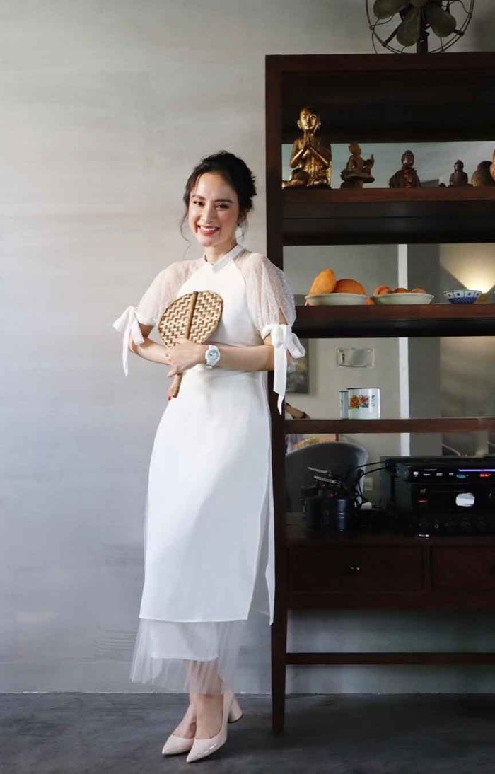 Vẫn là nụ cười tươi rói nhưng những váy áo nhẹ nhàng, duyên dáng thường xuyên được cô nàng chưng diện.    