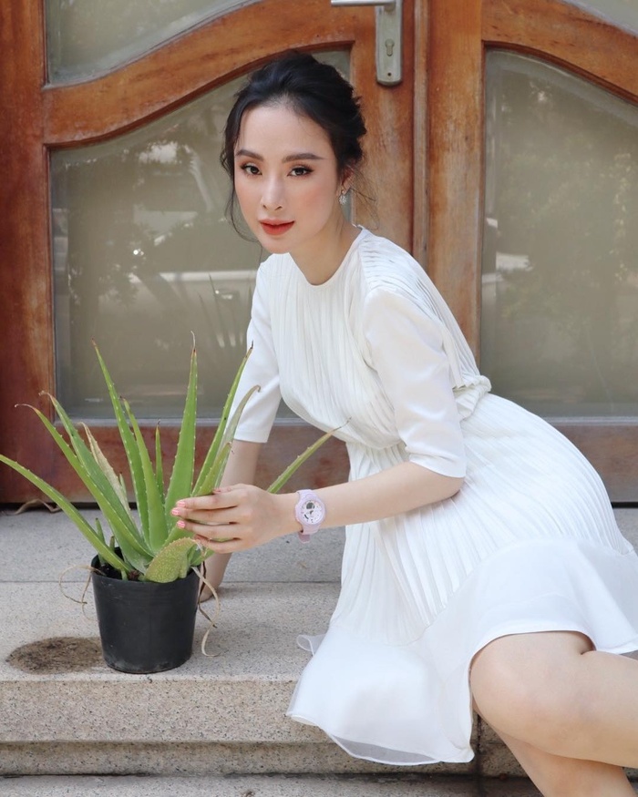 Sắc trắng tinh khôi của chiếc váy giúp mỹ nhân chiếm trọn tim fan nhờ thần thái hút hồn và vẻ đẹp thuần khiết như một ngọc nữ.    