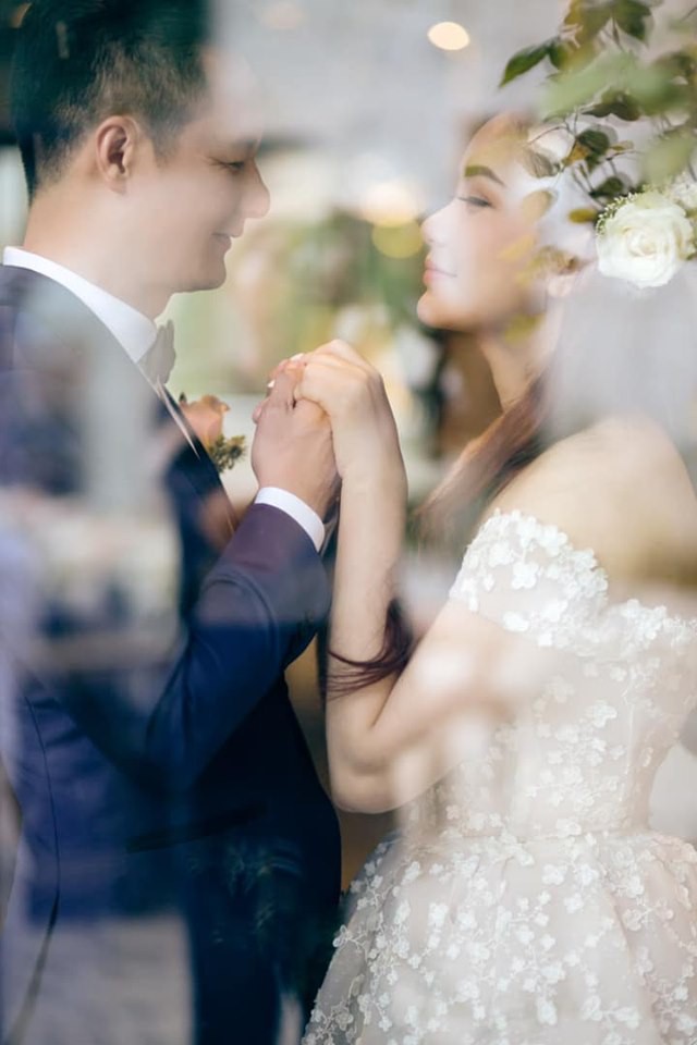 Cặp đôi thể hiện rõ niềm hạnh phúc, ngọt ngào bên nhau.