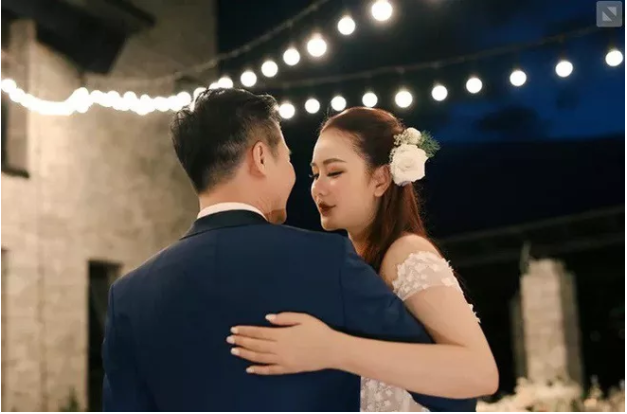 Cặp đôi thể hiện rõ niềm hạnh phúc, ngọt ngào bên nhau.  