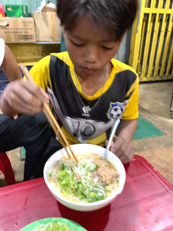 Cậu bé được người dân đưa đi ăn sau đó đưa đến công an bàn giao.