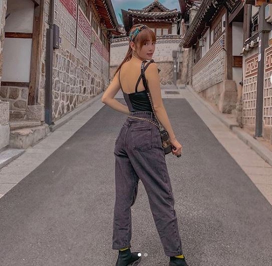 Có lẽ ý kiến trên hơi khắt khe bởi so với nhiều mỹ nhân khác thì style của Minh Hằng vẫn còn tiết chế và khá kín đáo.    