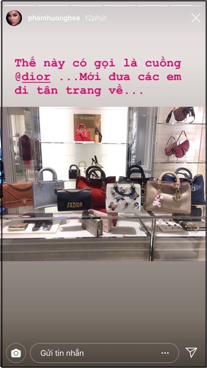 Phạm Hương khoe một phần trong bộ sưu tập túi xách hàng hiệu của mình khiến nhiều người trầm trồ.  