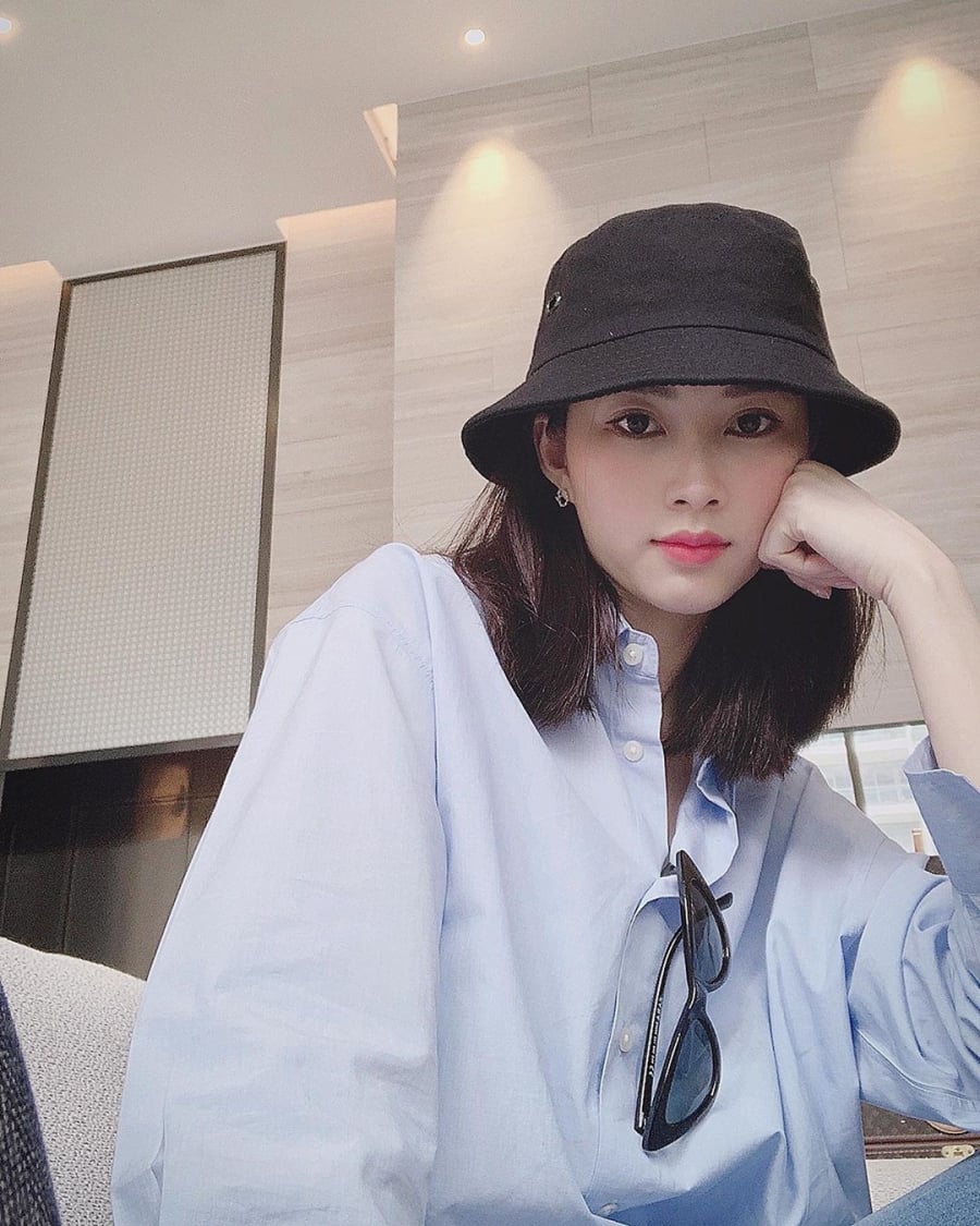 Đặng Thu Thảo có vẻ mập lên ở mặt khá nhiều, trông bầu bĩnh và kém thanh tú đi phần nào.