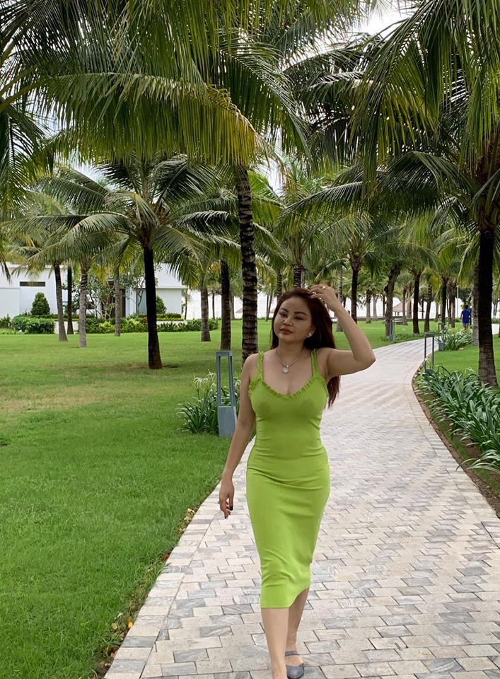 Khi diện đầm bó sát khoe trọn đường cong Sh88bet đăng ký miễn phí, Lê Giang vô tình để lộ miếng dán ngực và nội y vô cùng phản cảm.    