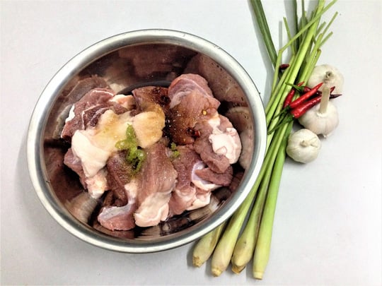 Nguyên liệu món chân giò kho sả ớt