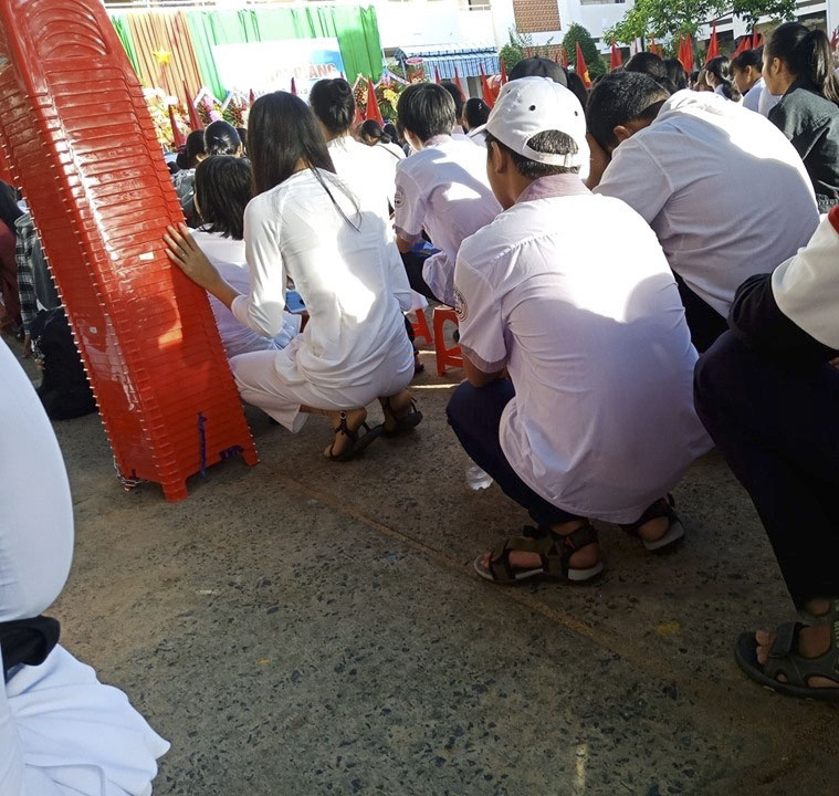 Cả lớp đành phải ngồi đất vì chồng ghế không có khóa mở.