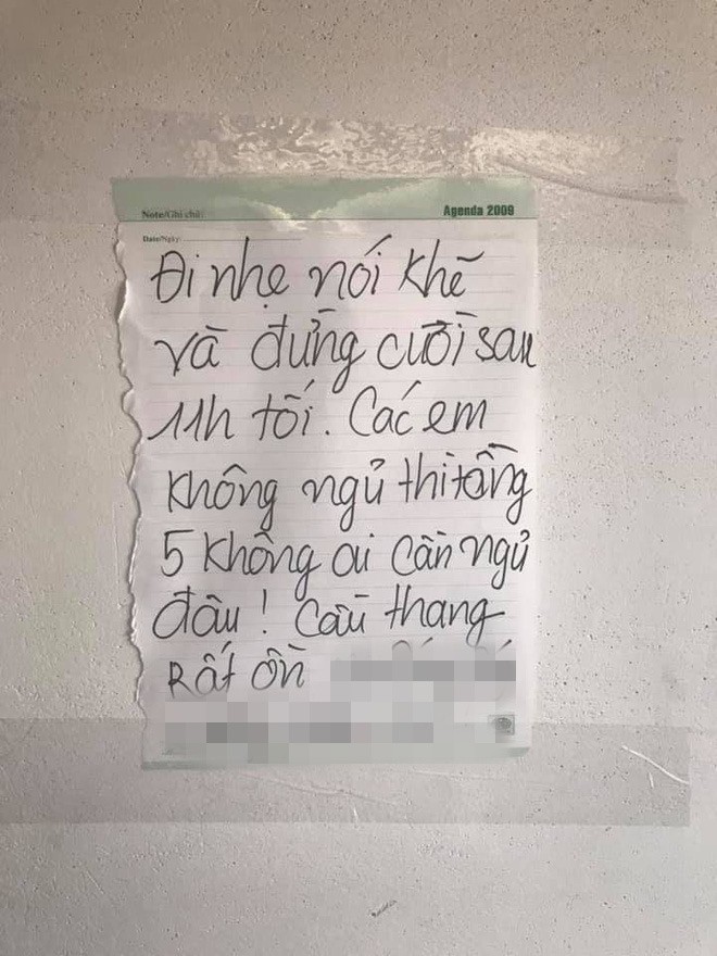 Không những vậy, họ còn thường xuyên làm ồn khiến cô gái không thể ngủ nổi.