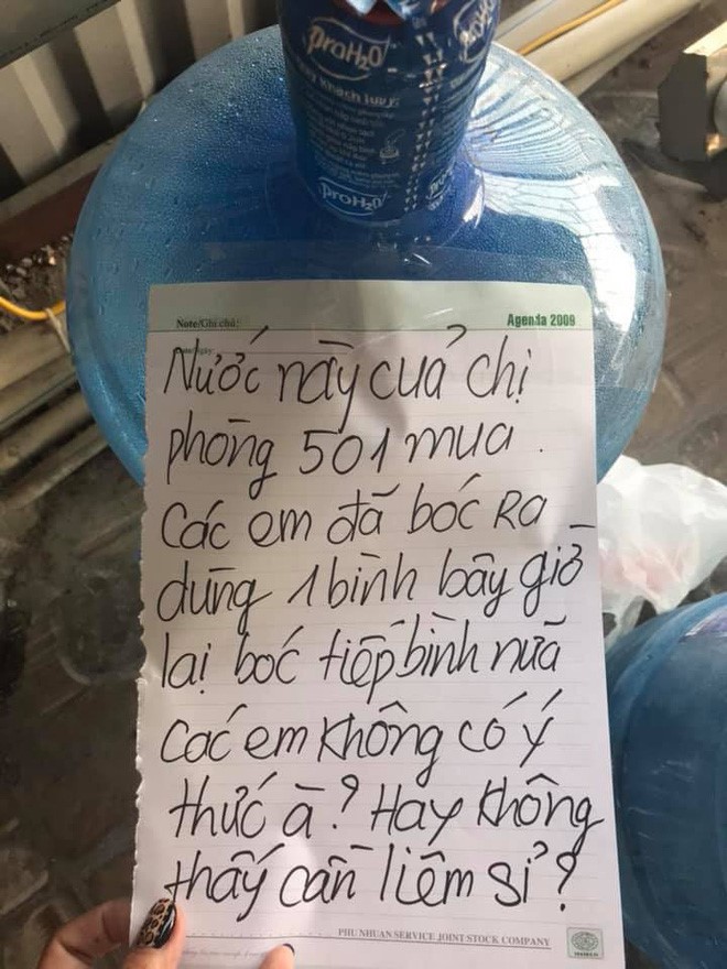 Bình nước mua về cũng bị hàng xóm lấy uống như ở nơi công cộng.