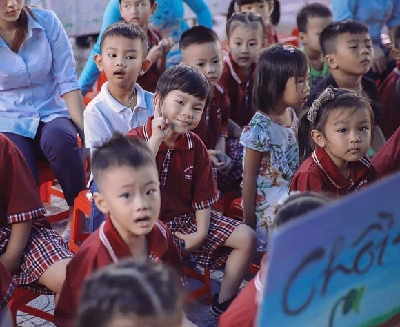 Con trai Thu Thuỷ - bé Henry cực đáng yêu trong ngày khai giảng.