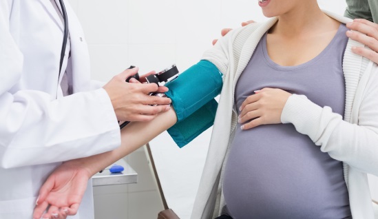 Khi có những dấu hiệu nghi sốt xuất huyết, bà bầu nên đến bệnh viện để kiểm tra.
