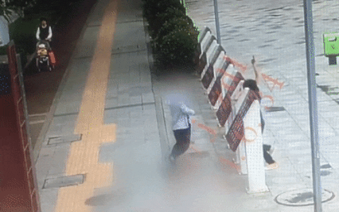 Nam thanh niên cầm dao rượt đuổi người đàn ông trên phố.