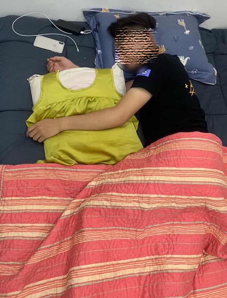 Nhìn anh chàng ôm chiếc váy ngủ mà ai cũng phải bật cười.