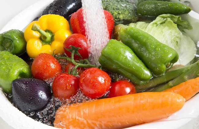 Không nên để thực phẩm còn ướt nước vào tủ lạnh