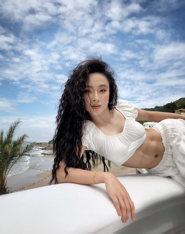 Cơ bụng săn chắc, múi nào ra múi đấy của Angela Phương Trinh đã được khán giả hết lời xuýt xoa ngưỡng mộ.    