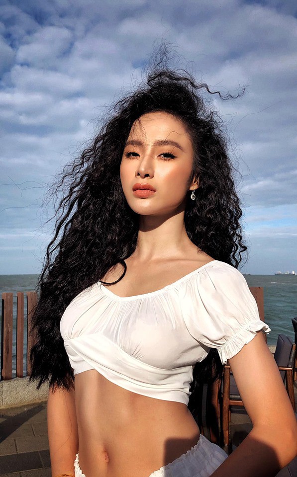 Lâu lâu mới khoe body, Angela Phương Trinh đã thuyết phục khán giả một cách triệt để.