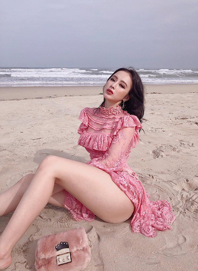 Trước đây Angela Phương Trình thường xuyên đăng ảnh khoe body, đặc biệt là vòng 3 nóng bỏng nhưng phải tới hình ảnh mới đây cô mới nhận về nhiều lời khen ngợi hơn cả.    