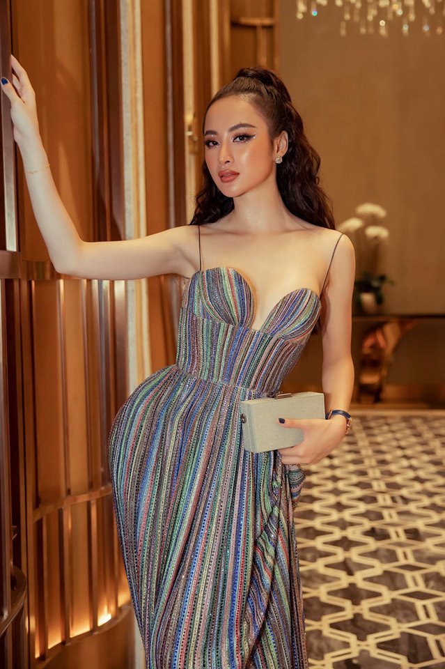 Váy hai dây thiết kế trên chất liệu vải ánh kim ngũ sắc Phương Trinh chọn lần này đến từ nhà mốt Công Trí.  