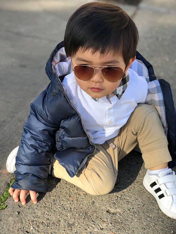 Áo sơ mi burberry có giá khoảng 150 USD.