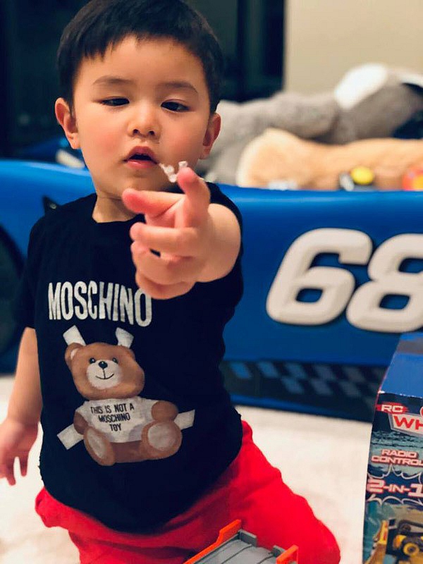 Chiếc áo phông Moschino Teddy Bear có giá khoảng hơn 200 USD.