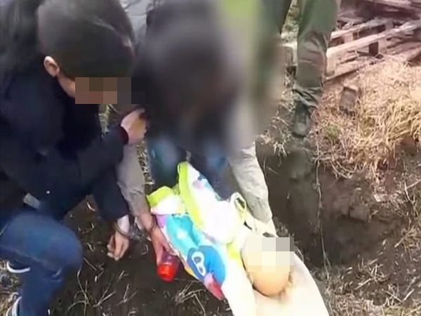 Hình ảnh Yulia diễn dựng lại sự việc cho các điều tra viên lấy lời khai.