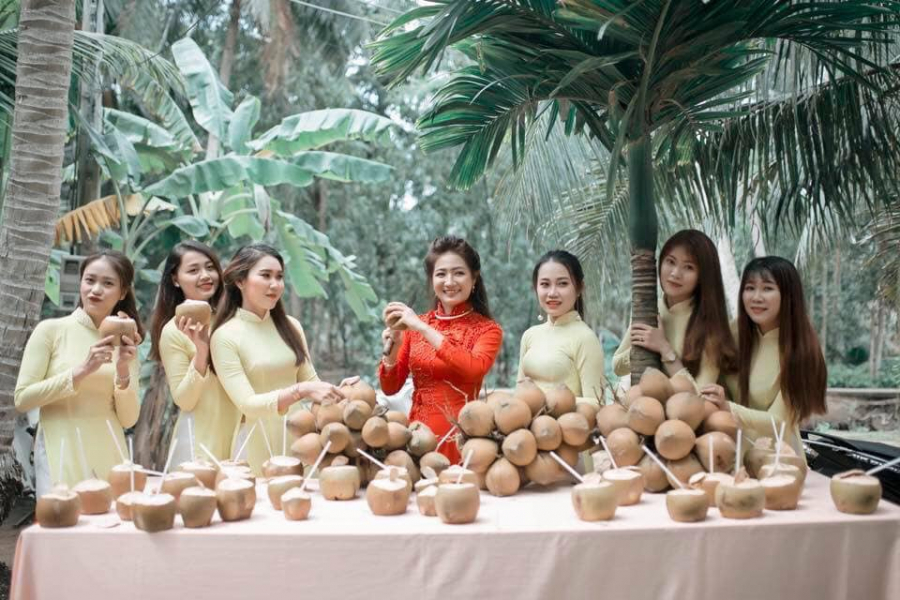 Thử thách với 100 quả dừa của nhà gái.